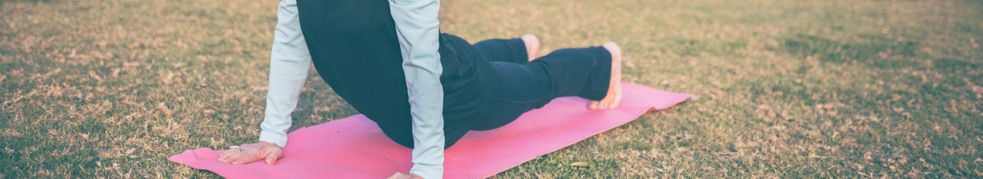 Yoga para Personas Mayores: Abrazando el Bienestar y la Serenidad a Través de Movimientos Suaves