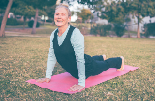 Yoga para Personas Mayores: Abrazando el Bienestar y la Serenidad a Través de Movimientos Suaves