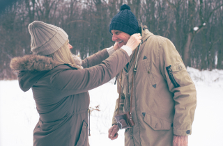 Consejos de Seguridad para Personas Mayores en Invierno: Manteniéndose Calientes y Saludables Durante los Meses Fríos