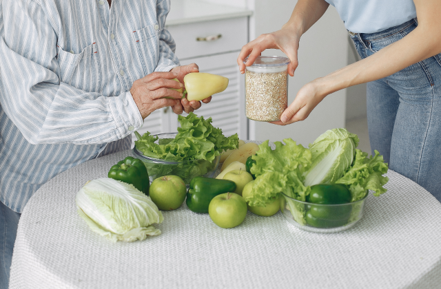 Organización de la Nutrición para Personas Mayores: El Arte de una Alimentación Equilibrada para una Vida Plena