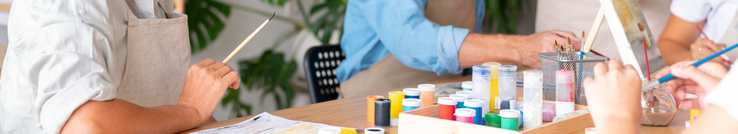 Actividades significativas en interiores para personas mayores: entretenimiento que favorece la salud cerebral y emocional