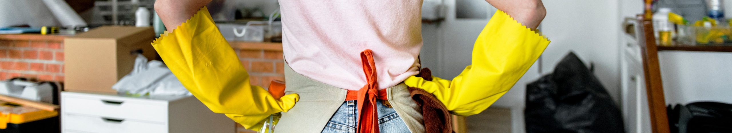 Limpieza de primavera y seguridad para los mayores: Lista de verificación por habitaciones para cuidadores en Brooklyn