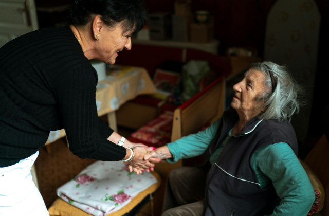Mantenerse Conectados, Mantenerse Fuertes: Por Qué El Lenguaje Es El Primer Paso En El Cuidado De Personas Mayores